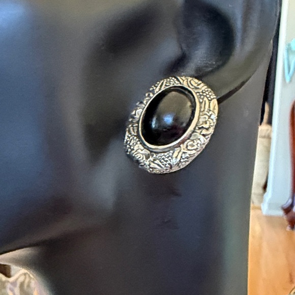 EUC~Vintage Woman’s Black & Silver Plated Elegant Floral Designed Post Earrings - Picture 1 of 5